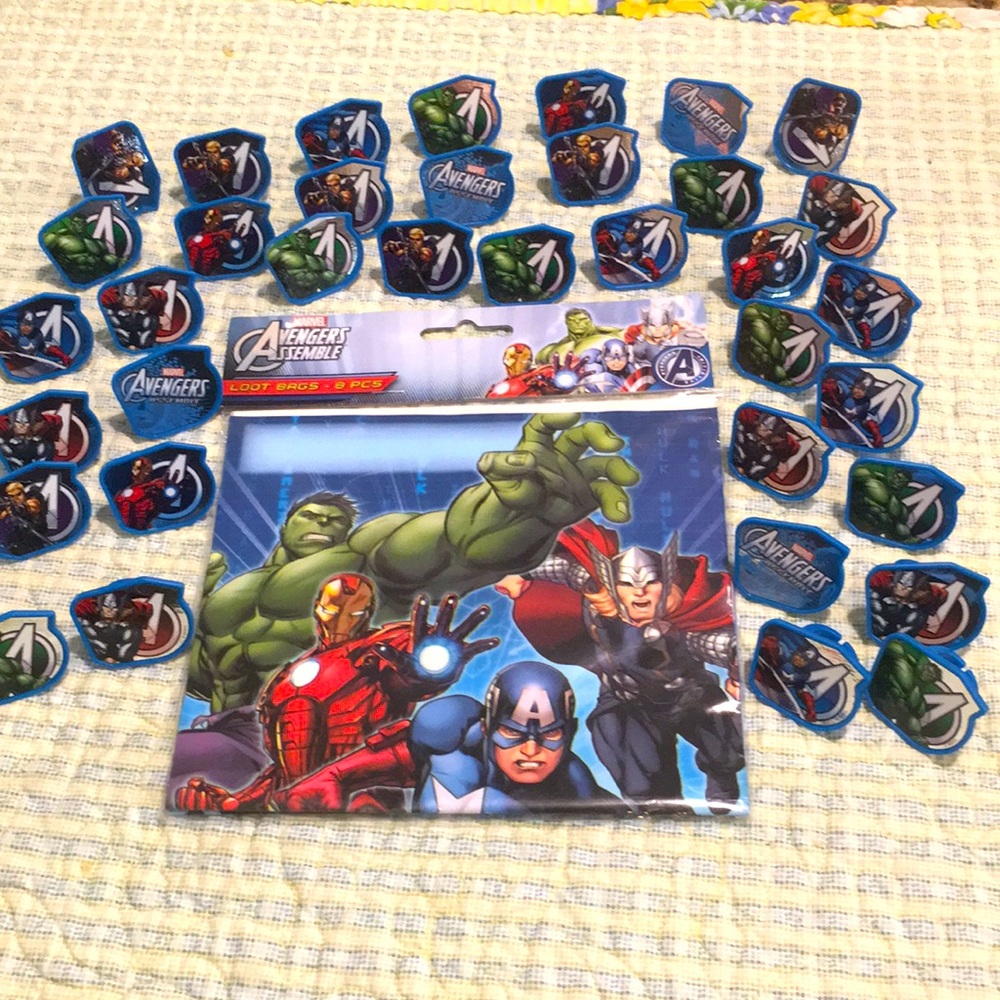 Marvel Avengers Party Pack 42 Pieces 34 assorted Rings 8 Matching party Bags NEW